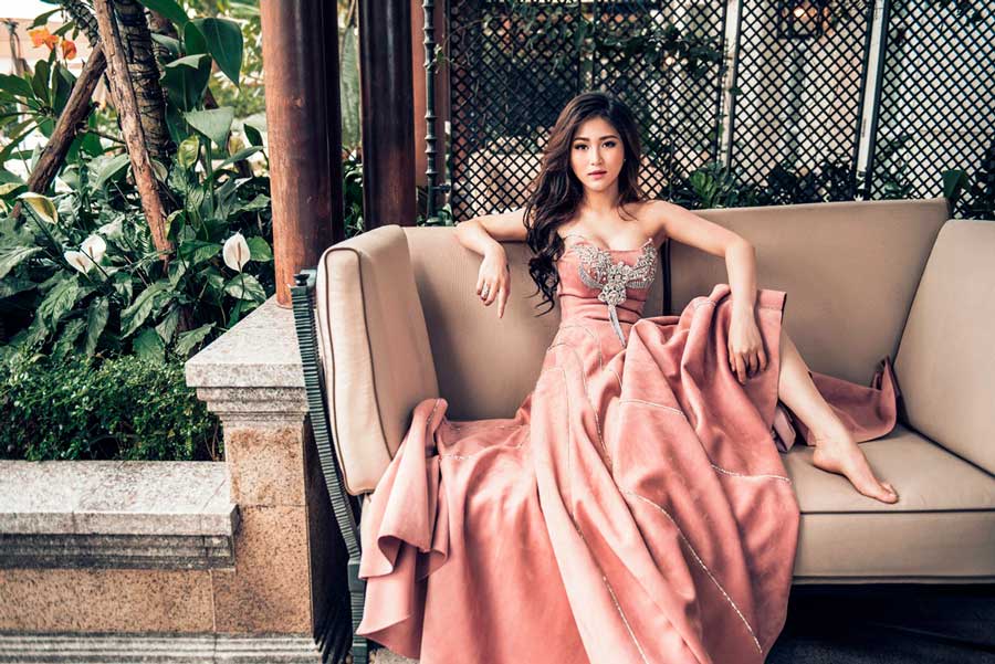 Hương Tràm không cần hở hang vẫn gợi cảm hết cỡ